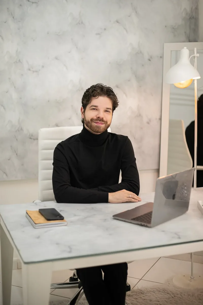 André Lucca em seu consultório em Taubaté